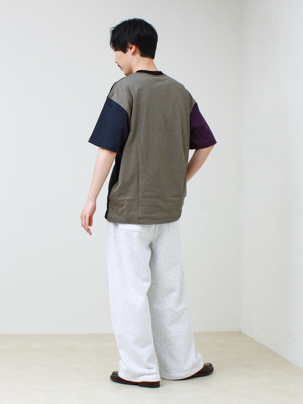 その他のTシャツ/カットソー、グレー系のスウェットパンツを着用したメンズの春コーディネートの2枚目の写真