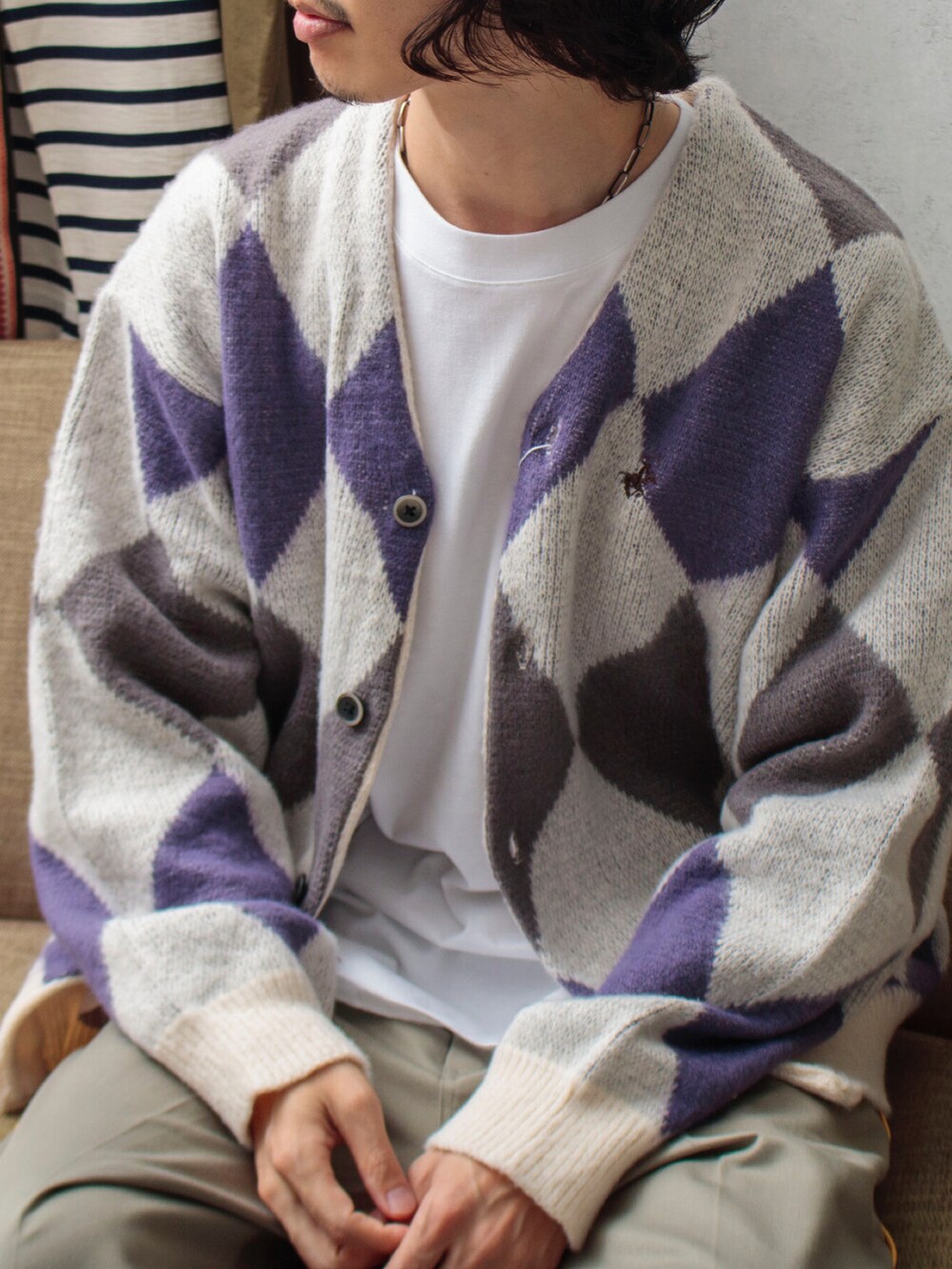 パープル系のカーディガン/ボレロ、ホワイト系のTシャツ/カットソー、グリーン系のチノパンツを着用したメンズの夏コーディネートの2枚目の写真