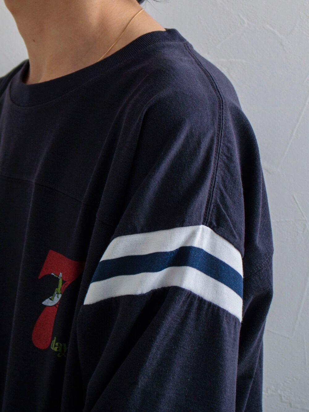 グレー系のTシャツ/カットソー、グリーン系のその他パンツ、ブラック系のスニーカーを着用したメンズの春コーディネートの5枚目の写真