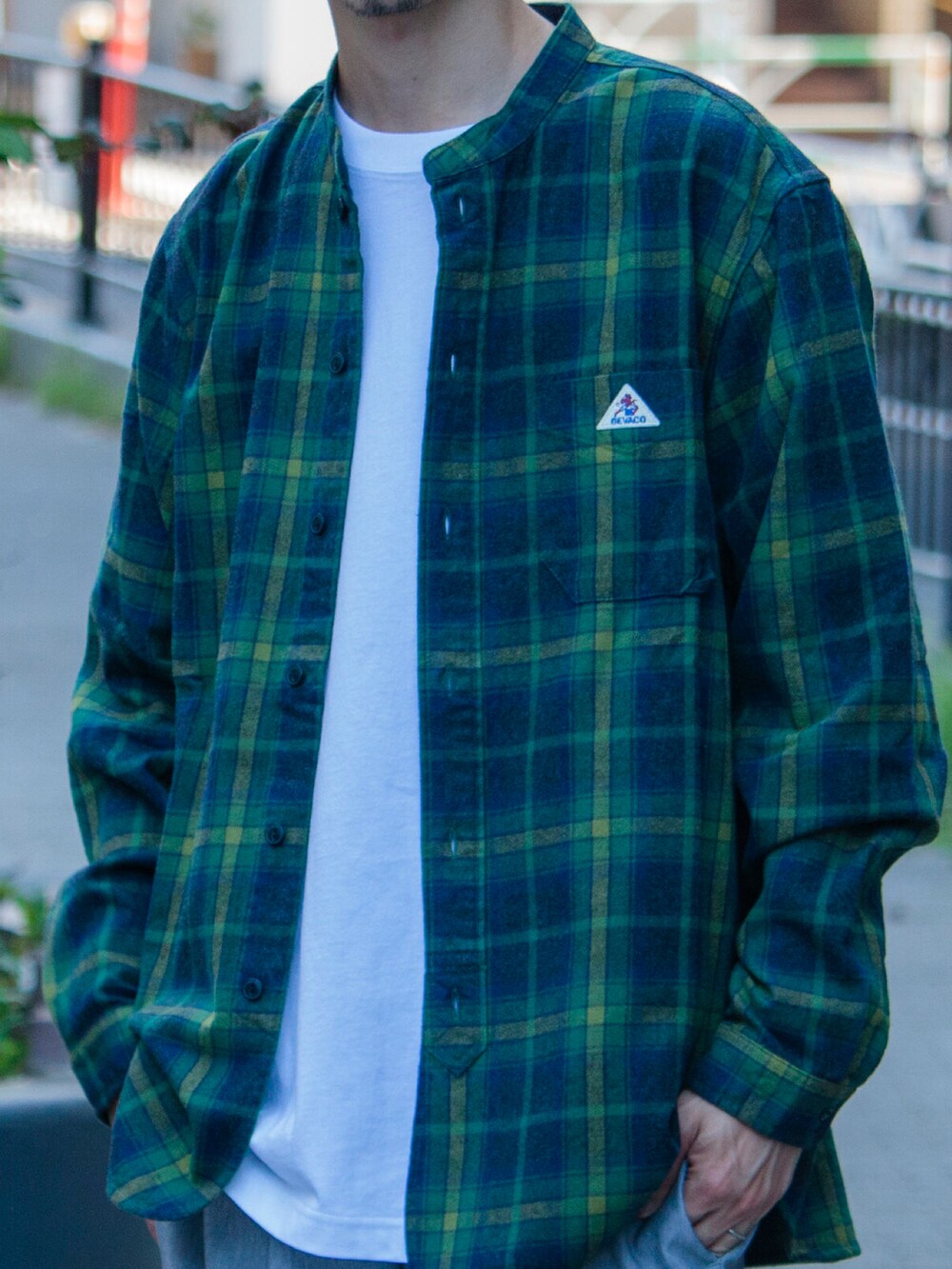グリーン系のシャツ/ブラウス、ホワイト系のTシャツ/カットソー、グレー系のセットアップを着用したメンズの秋コーディネートの3枚目の写真