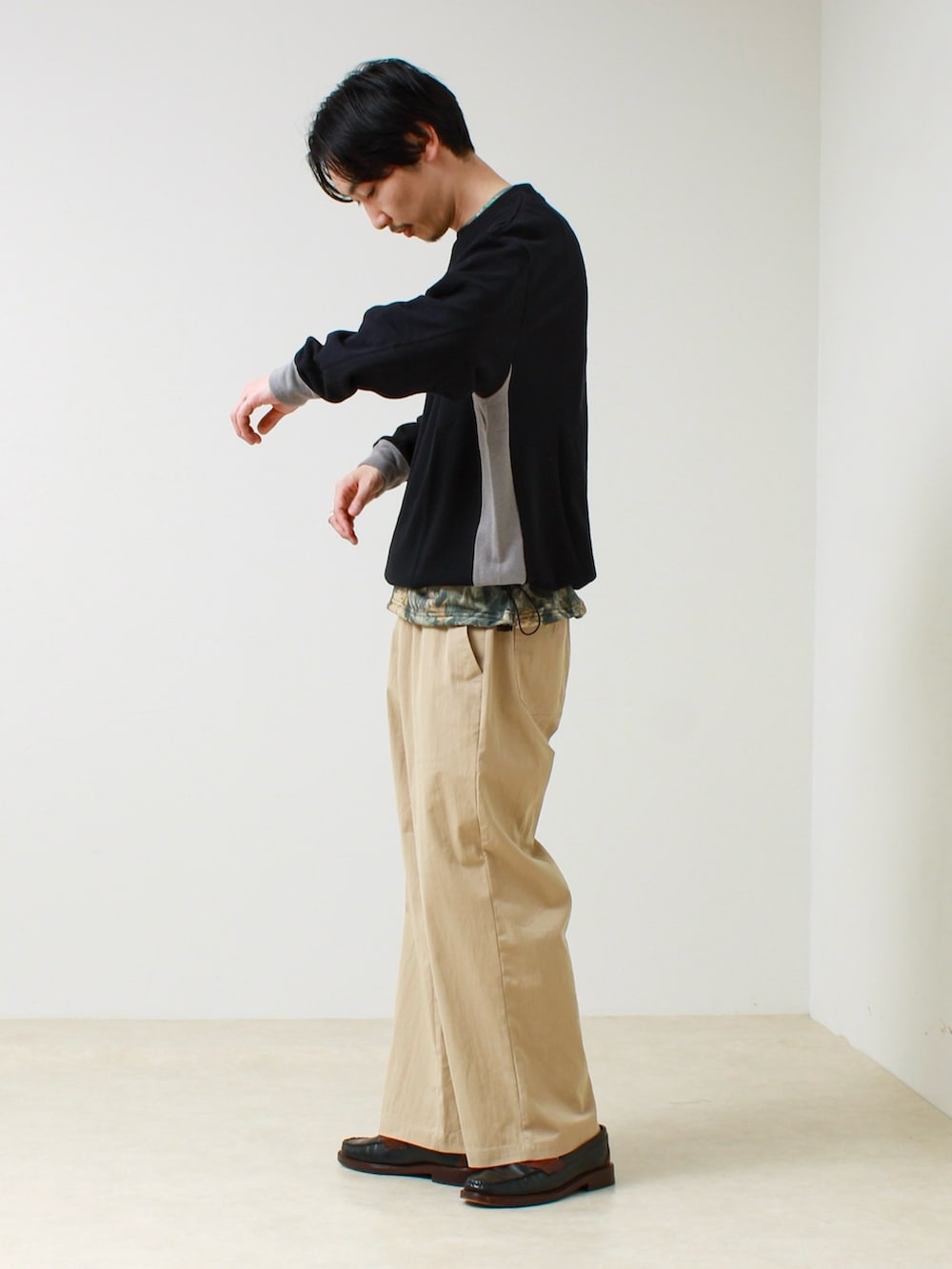 ブラック系のTシャツ/カットソー、その他のスウェット、ベージュ系のその他パンツを着用したメンズの春コーディネートの2枚目の写真