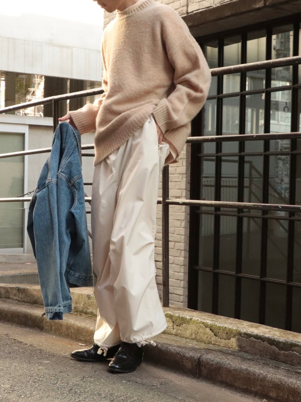 ホワイト系のニット/セーター、ホワイト系のTシャツ/カットソー、ブルー系のデニムジャケットを着用したメンズの冬コーディネートの2枚目の写真