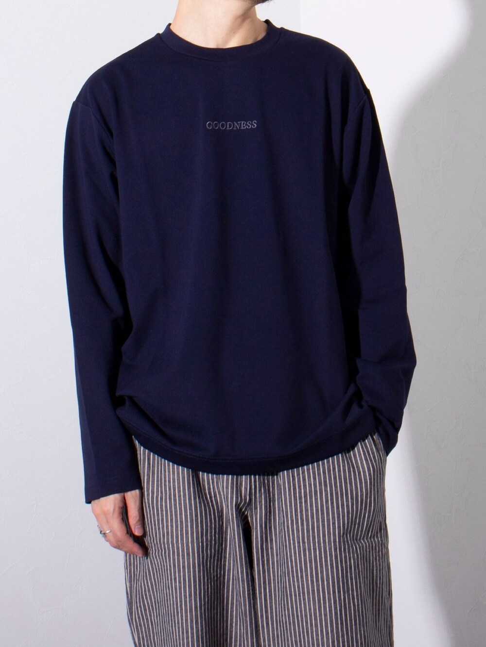 ブルー系のTシャツ/カットソー、ブルー系のその他パンツを着用したメンズの冬コーディネートの2枚目の写真