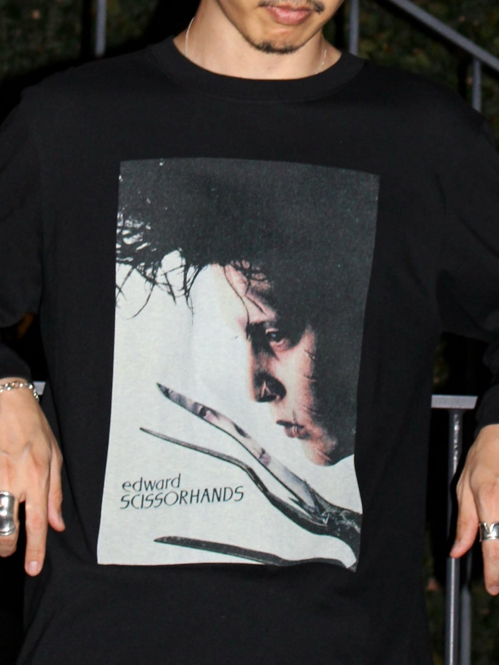 ブラック系のTシャツ/カットソー、ブラック系のスニーカー、ゴールド系のメガネを着用したメンズの夏コーディネートの4枚目の写真