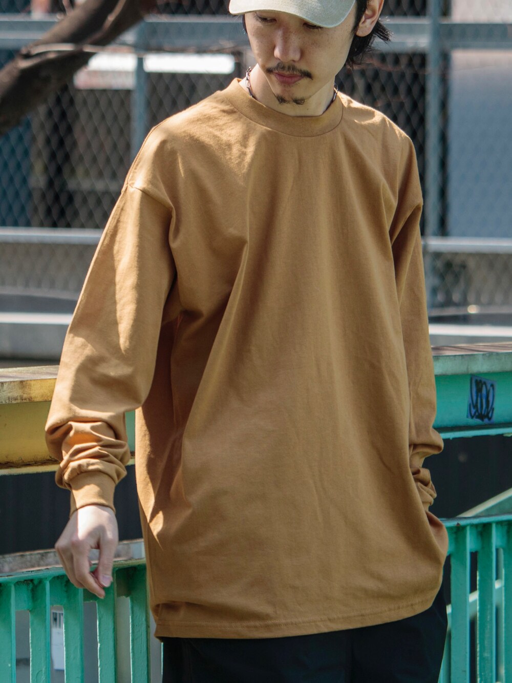 イエロー系のTシャツ/カットソー、ブラック系のその他パンツ、ブルー系のスニーカーを着用したメンズの春コーディネートの3枚目の写真