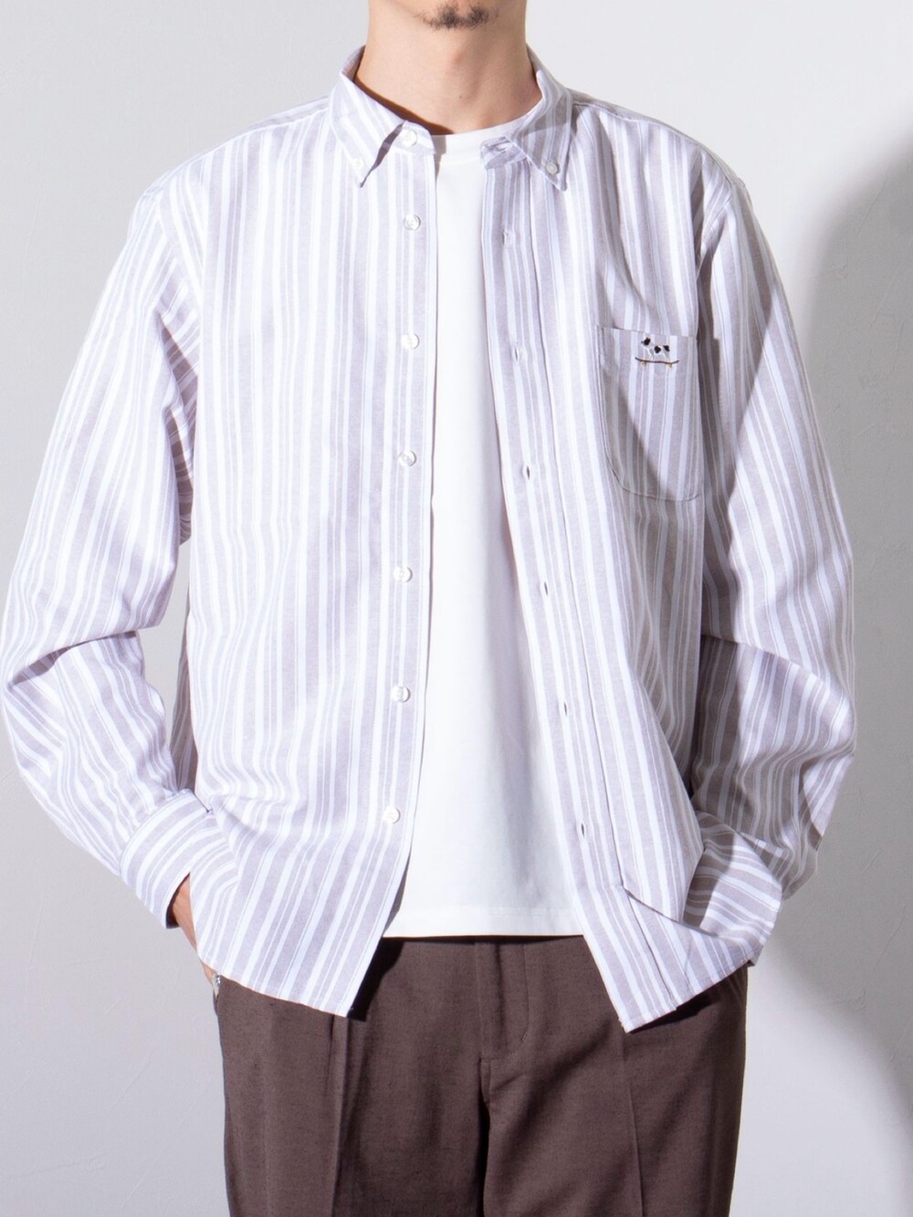 ベージュ系のシャツ/ブラウス、ブラウン系のその他パンツを着用したメンズの冬コーディネートの2枚目の写真