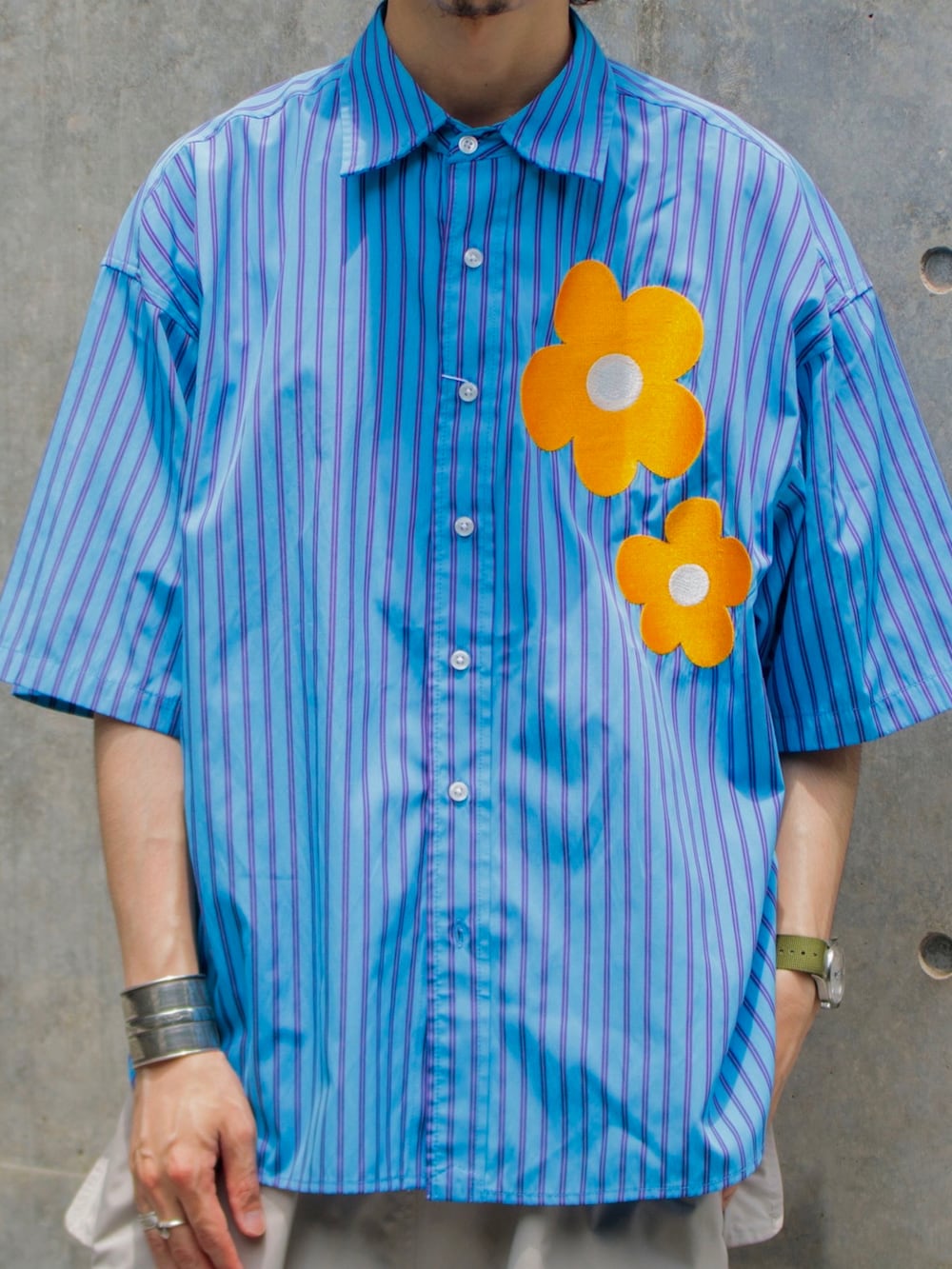 ブルー系のシャツ/ブラウス、ベージュ系のその他パンツ、ベージュ系のサンダルを着用したメンズの夏コーディネートの2枚目の写真