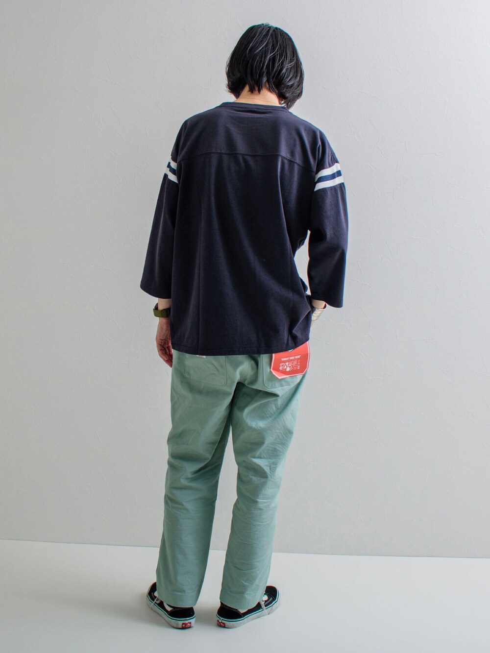 グレー系のTシャツ/カットソー、グリーン系のその他パンツ、ブラック系のスニーカーを着用したメンズの春コーディネートの2枚目の写真