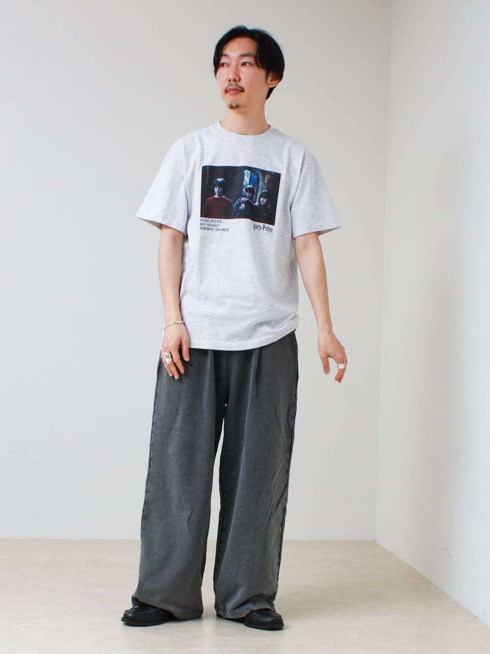グレー系のTシャツ/カットソー、グレー系のスウェットパンツを着用したメンズの春コーディネートの2枚目の写真