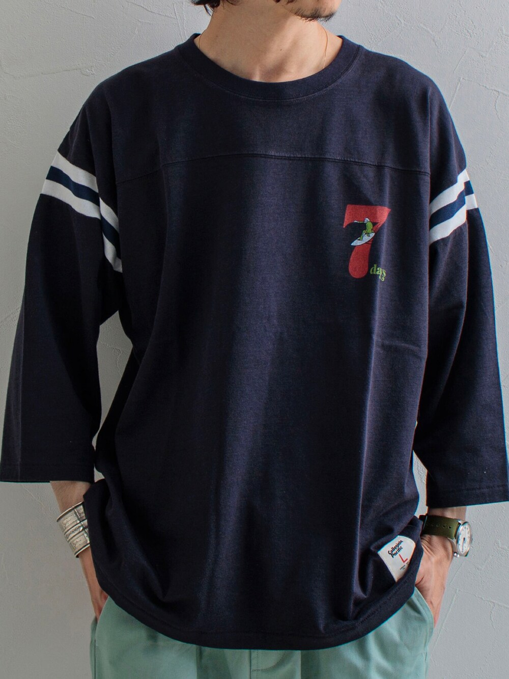 グレー系のTシャツ/カットソー、グリーン系のその他パンツ、ブラック系のスニーカーを着用したメンズの春コーディネートの3枚目の写真