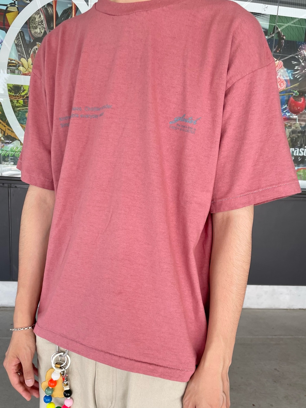 オレンジ系のTシャツ/カットソー、ブラック系のサングラスを着用したメンズの夏コーディネートの3枚目の写真