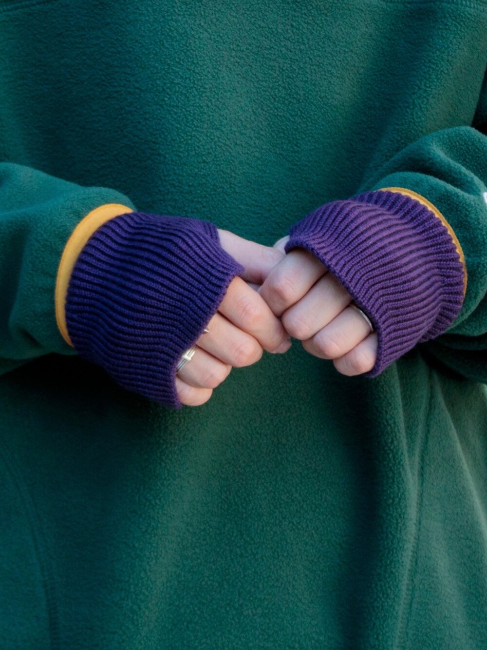 「WEARハロウィン2022、秋服、秋コーデ、秋冬コーデ、グリーン、レイヤードスタイル、タートルネック、フリース、レトロ、ビッグシルエット、ブーツ、ワイドパンツ、ストリート、グローブ、gloster」｜「DISCUS ATHLETICの【DISCUS ATHLETIC/ディスカス アスレチック】別注スナップフリースプルオーバー（スウェット、グリーン系）」を使った、須山さん（メンズ・177cm）の秋コーディネートの4枚目の写真