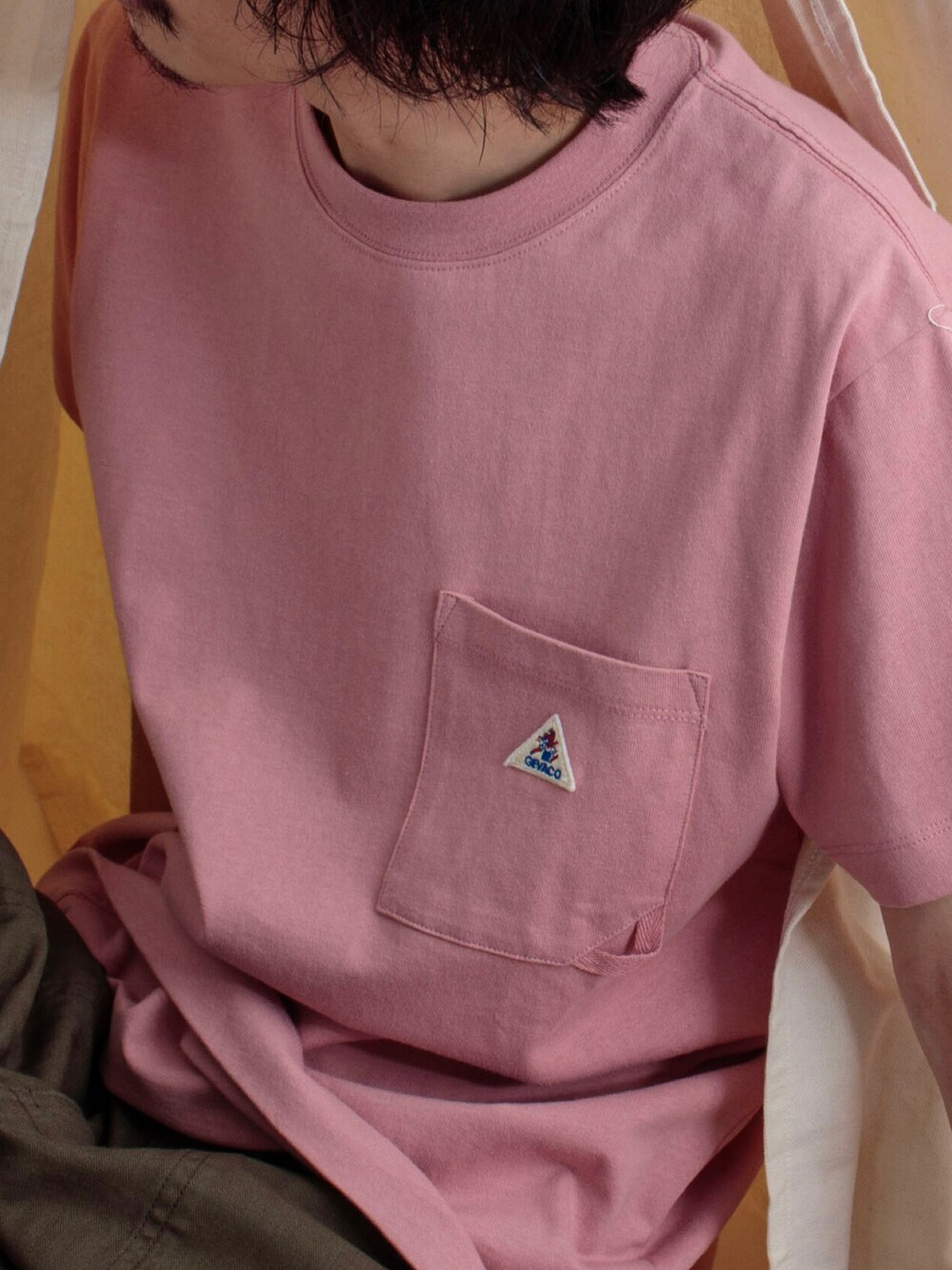 ピンク系のTシャツ/カットソー、グリーン系のその他パンツ、ベージュ系のサンダルを着用したメンズの春コーディネートの2枚目の写真