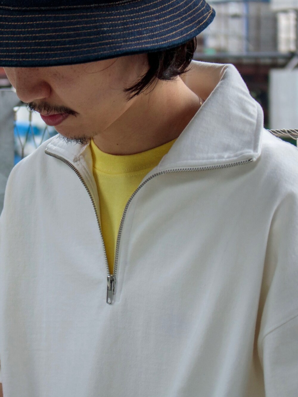 「ハーフジップ、バケットハット、スノーパンツ、バルーンパンツ、ワイドパンツ、ビッグシルエット、オーバーサイズ、コンバース、スニーカー、ポロシャツ、Coming soon…、春夏コーデ、ごきげんウィーク、休日コーデ」｜「GLOSTERの【GLOSTER/グロスター】スーパーヘビーウェイト ハーフジップポロシャツ（ポロシャツ、ホワイト系）」を使った、須山さん（メンズ・177cm）の春コーディネートの3枚目の写真