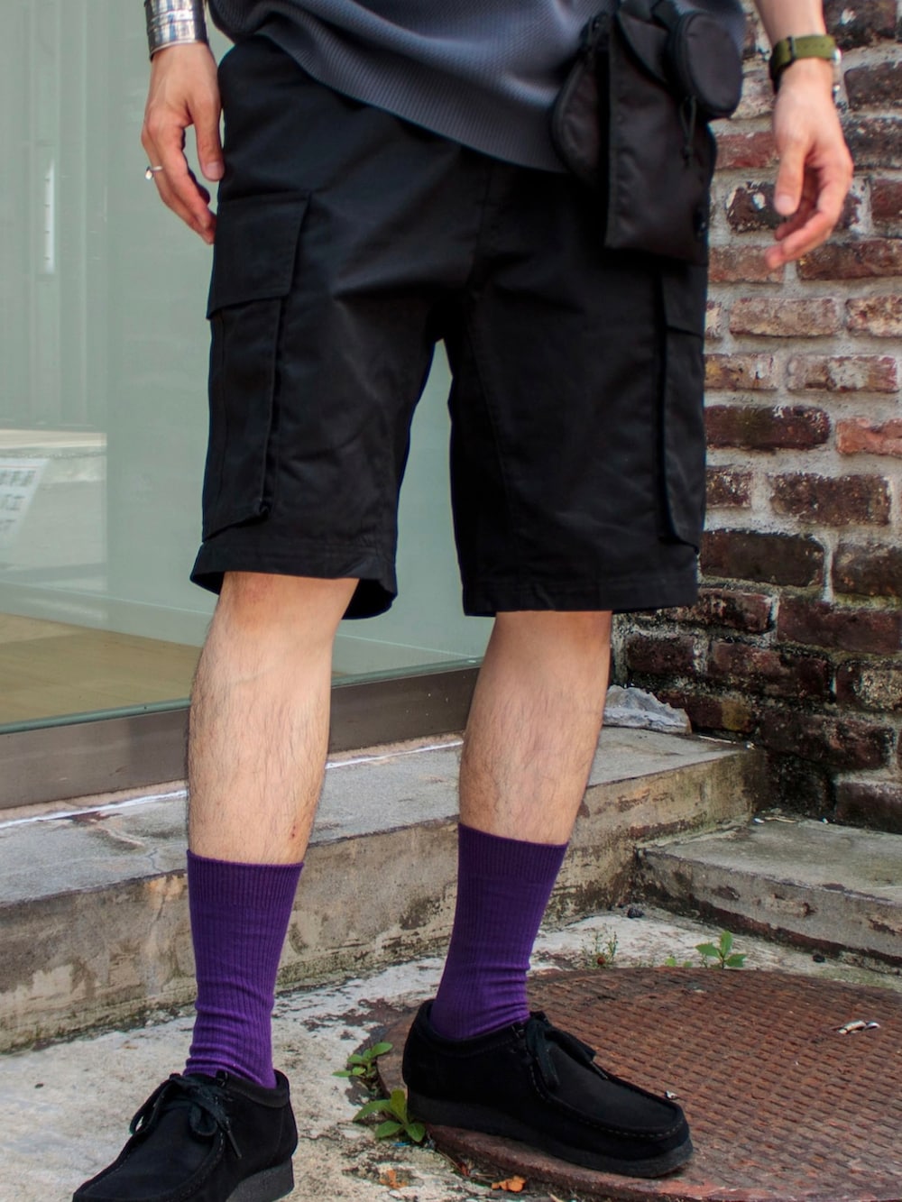 「ハーフパンツ、ワントーンコーデ、カラーソックス、ミニバッグ、ニット、大人カジュアル、休日コーデ、ビッグシルエット、ブラック、春夏コーデ、ショートパンツ、オーバーサイズ、パープル、革靴」｜「GLOSTERの【GLOSTER/グロスター】店舗人気NO.1《ニット＋カットソーの2点SET》レイヤード バルーンニットTシャツ（ニット/セーター、グレー系）」を使った、須山さん（メンズ・177cm）の夏コーディネートの3枚目の写真