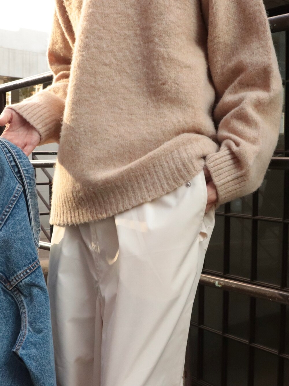 ホワイト系のニット/セーター、ホワイト系のTシャツ/カットソー、ブルー系のデニムジャケットを着用したメンズの冬コーディネートの4枚目の写真