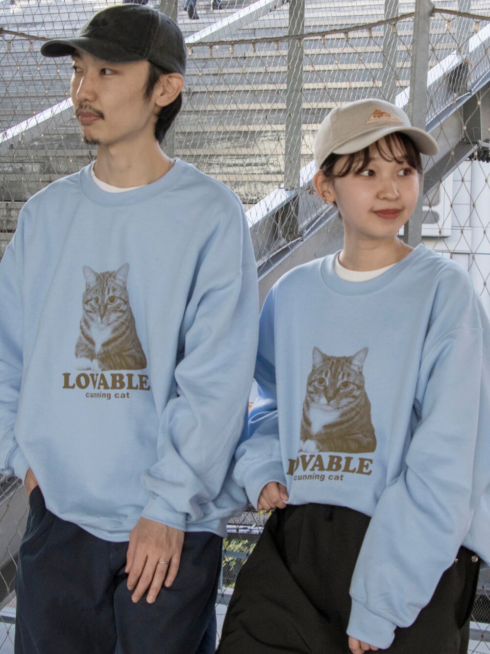 「スウェット、ワイドパンツ、タックパンツ、スニーカー、休日スタイル、休日コーデ、ストリート、古着、キャップ、猫、ビッグシルエット、キャットストリート、ユニセックス、ペアルック」｜「GLOSTERの【GLOSTER/グロスター】DOG&CAT カラー裏起毛スウェット（スウェット、ブルー系）」を使った、須山さん（メンズ・177cm）の冬コーディネートの3枚目の写真