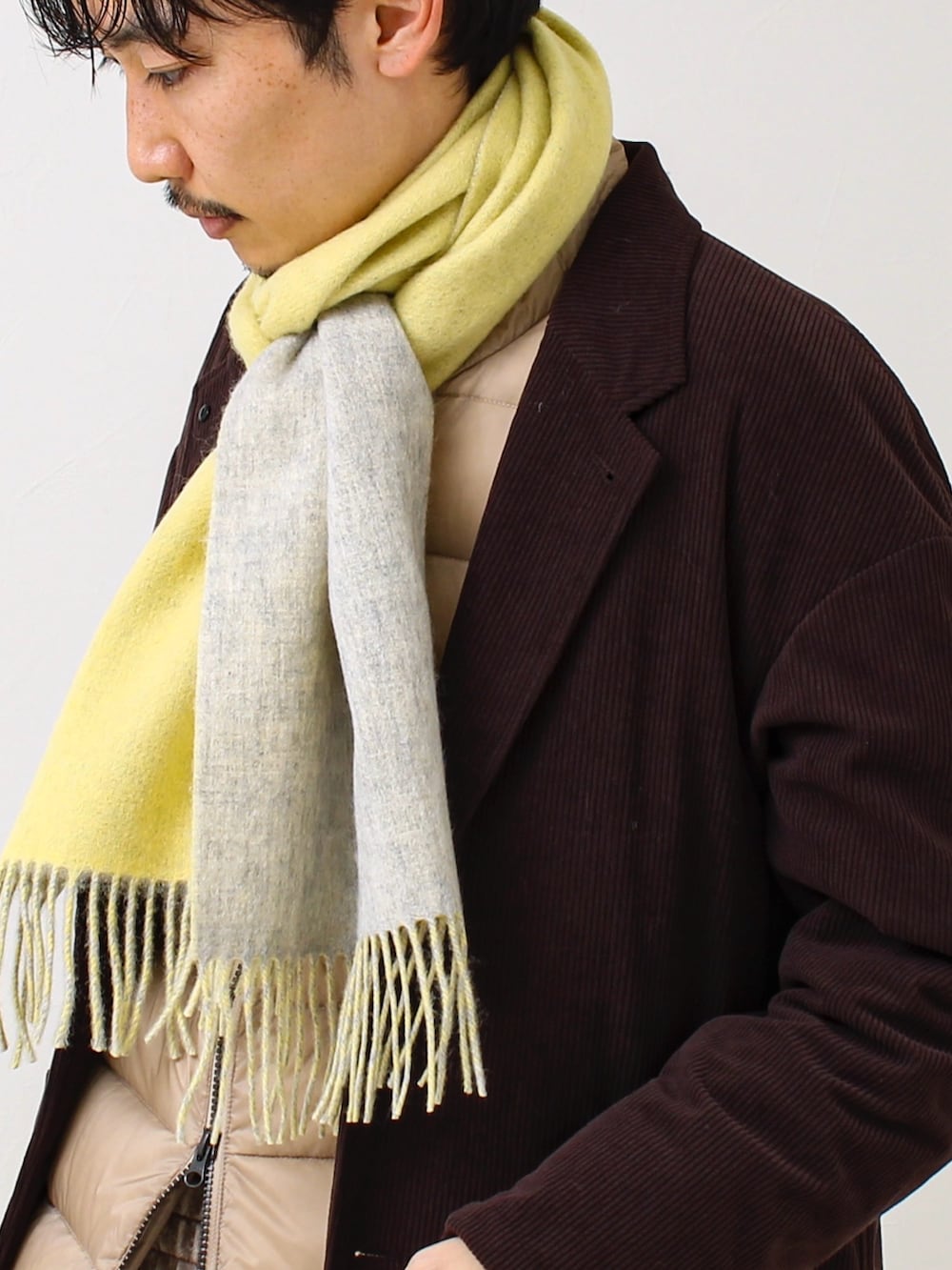 ブラウン系のテーラードジャケット、ベージュ系のダウンジャケット/コート、ベージュ系のスウェットパンツを着用したメンズの冬コーディネートの2枚目の写真