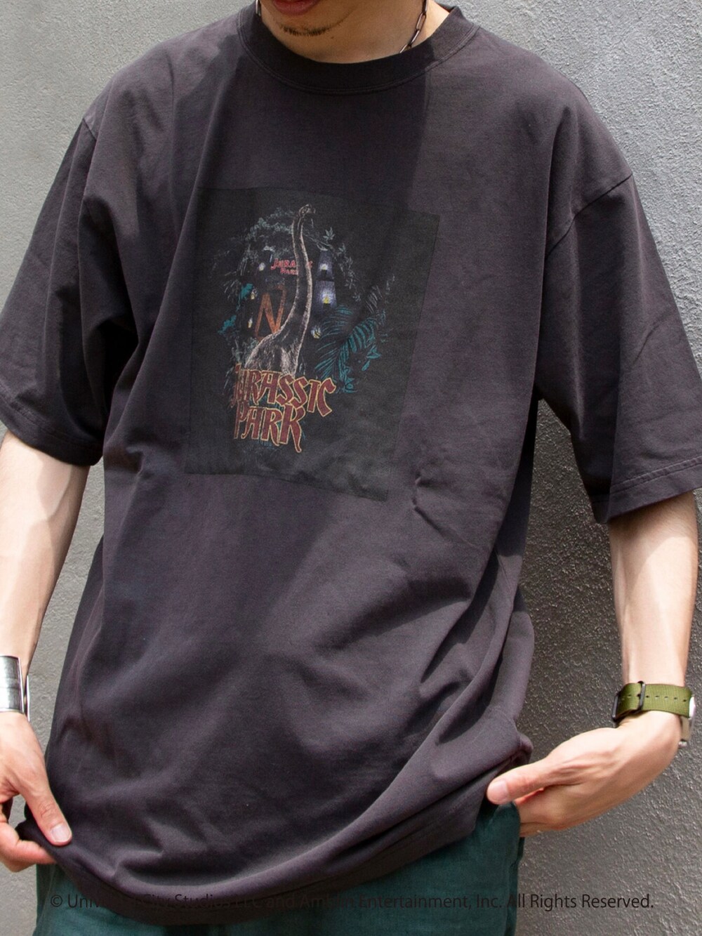 ブラック系のTシャツ/カットソー、グリーン系のその他パンツ、ブラック系のサンダルを着用したメンズの夏コーディネートの2枚目の写真