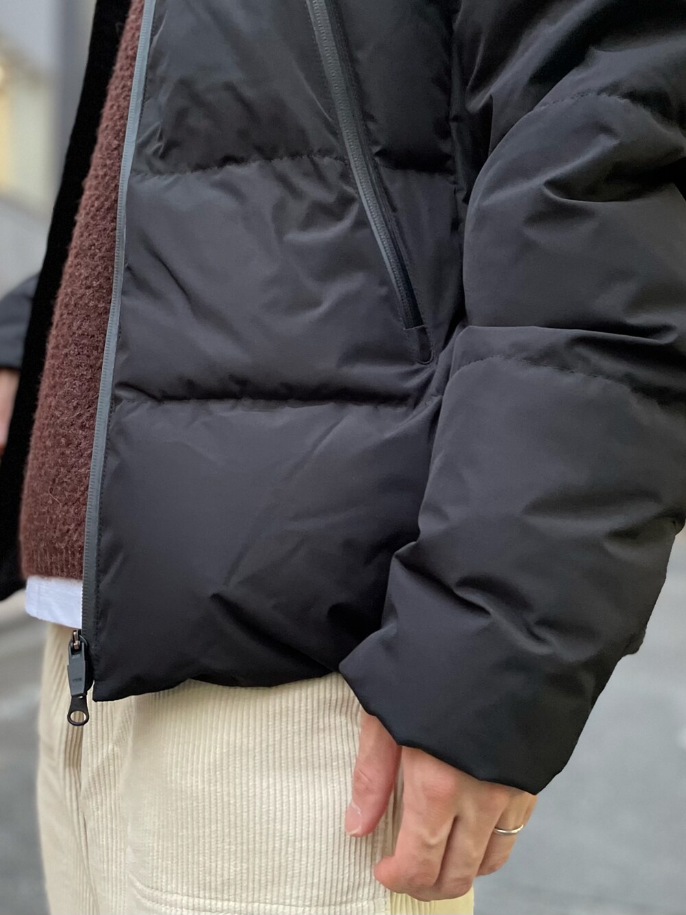 「ダウンジャケット、ニット、アルパカニット、gloster、FREDY&GLOSTER、GEVACO、blundstone、ワイドパンツ、ベイカーパンツ、ブーツ、大人カジュアル、休日スタイル、冬コーデ、コーデュロイパンツ、レイヤードスタイル」｜「GLOSTERの【GLOSTER/グロスター】アルパカ混 プルオーバーニット クルーネック（ニット/セーター、ブラウン系）」を使った、須山さん（メンズ・177cm）の冬コーディネートの4枚目の写真