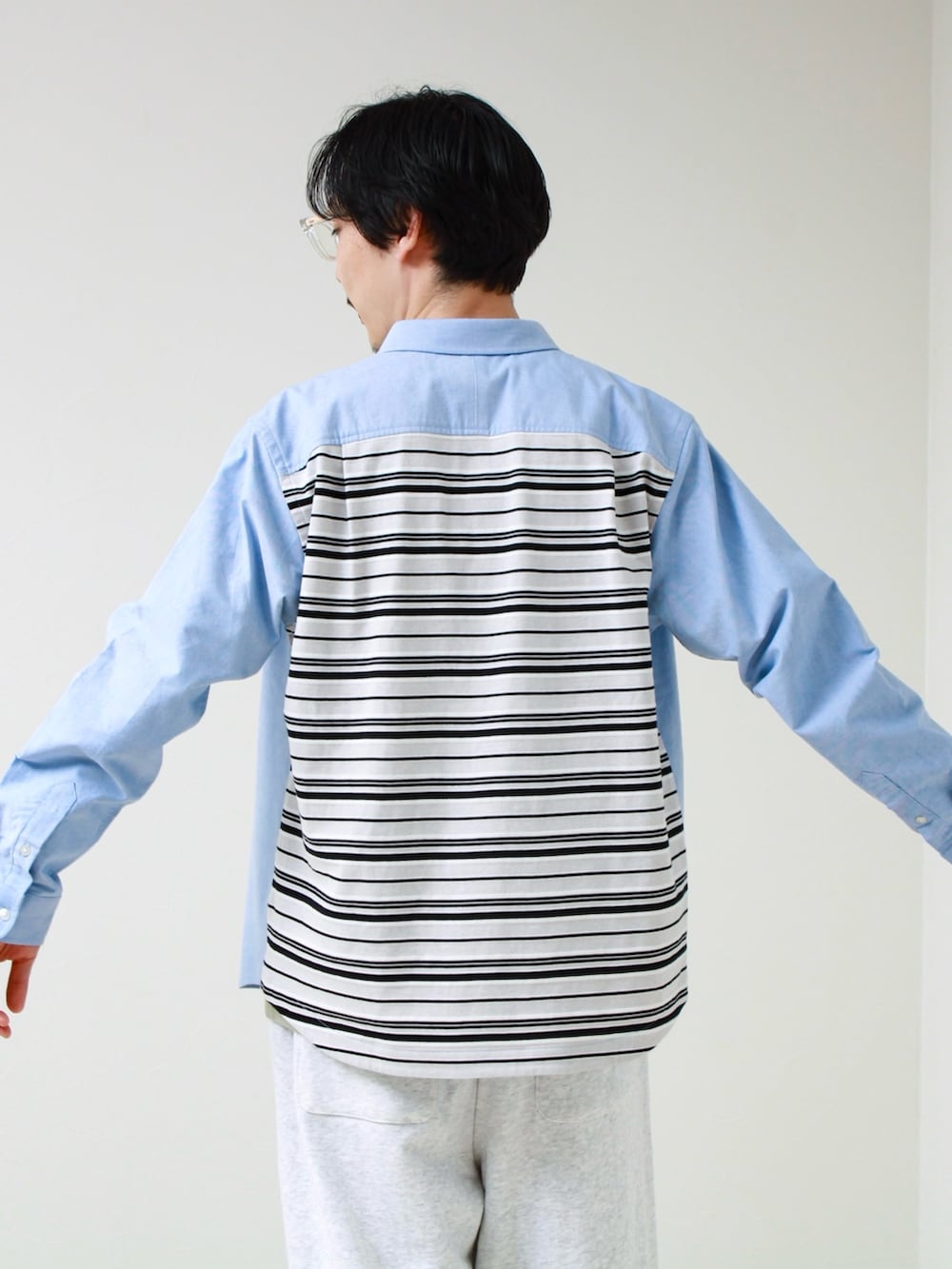 ブルー系のシャツ/ブラウス、グレー系のスウェットパンツを着用したメンズの春コーディネートの6枚目の写真