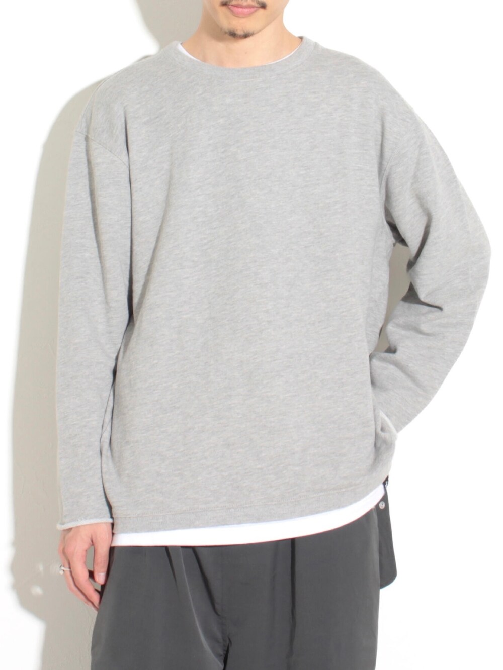 グレー系のスウェット、グレー系のその他パンツを着用したメンズの冬コーディネートの4枚目の写真