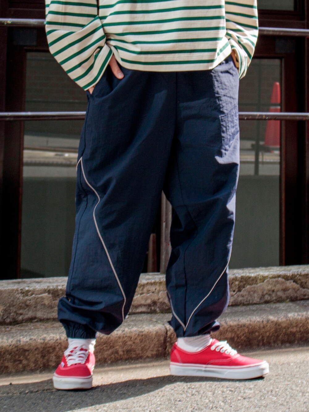 「トレーニングウェア、トラックパンツ、ワイドパンツ、ミリタリー、スポーツミックス、VANS、ラインパンツ、キャップ、ボーダー、バルーンパンツ、ビッグシルエット、Coming soon…、オーバーサイズ、韓国ファッション」｜「GLOSTERの【GLOSTER/グロスター】リフレクターミリタリー トレーニングバルーンパンツ（その他パンツ、ブルー系）」を使った、須山さん（メンズ・177cm）の春コーディネートの2枚目の写真