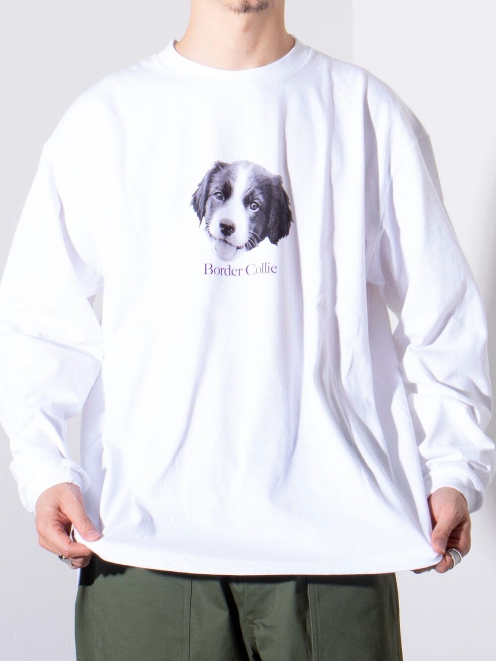 ホワイト系のTシャツ/カットソー、グリーン系のその他パンツを着用したメンズの冬コーディネートの2枚目の写真