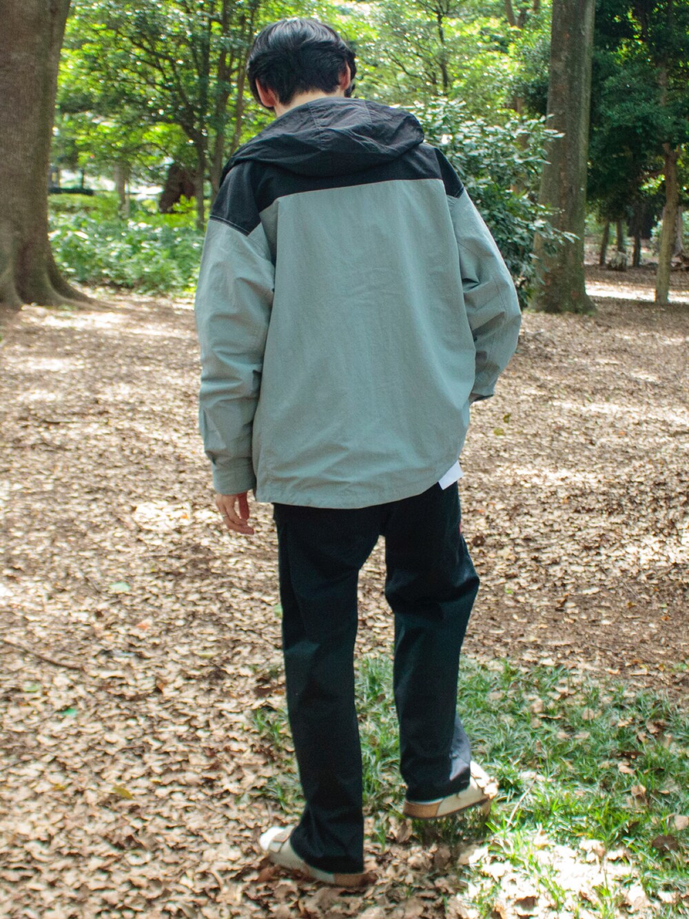 ブルー系のブルゾン、ブラック系のスウェット、ブラック系のチノパンツを着用したメンズの秋コーディネートの2枚目の写真