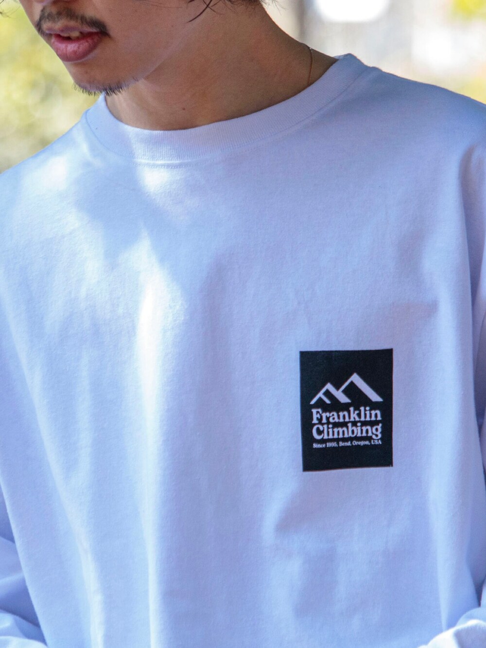 ホワイト系のTシャツ/カットソー、グリーン系のその他パンツを着用したメンズの春コーディネートの3枚目の写真