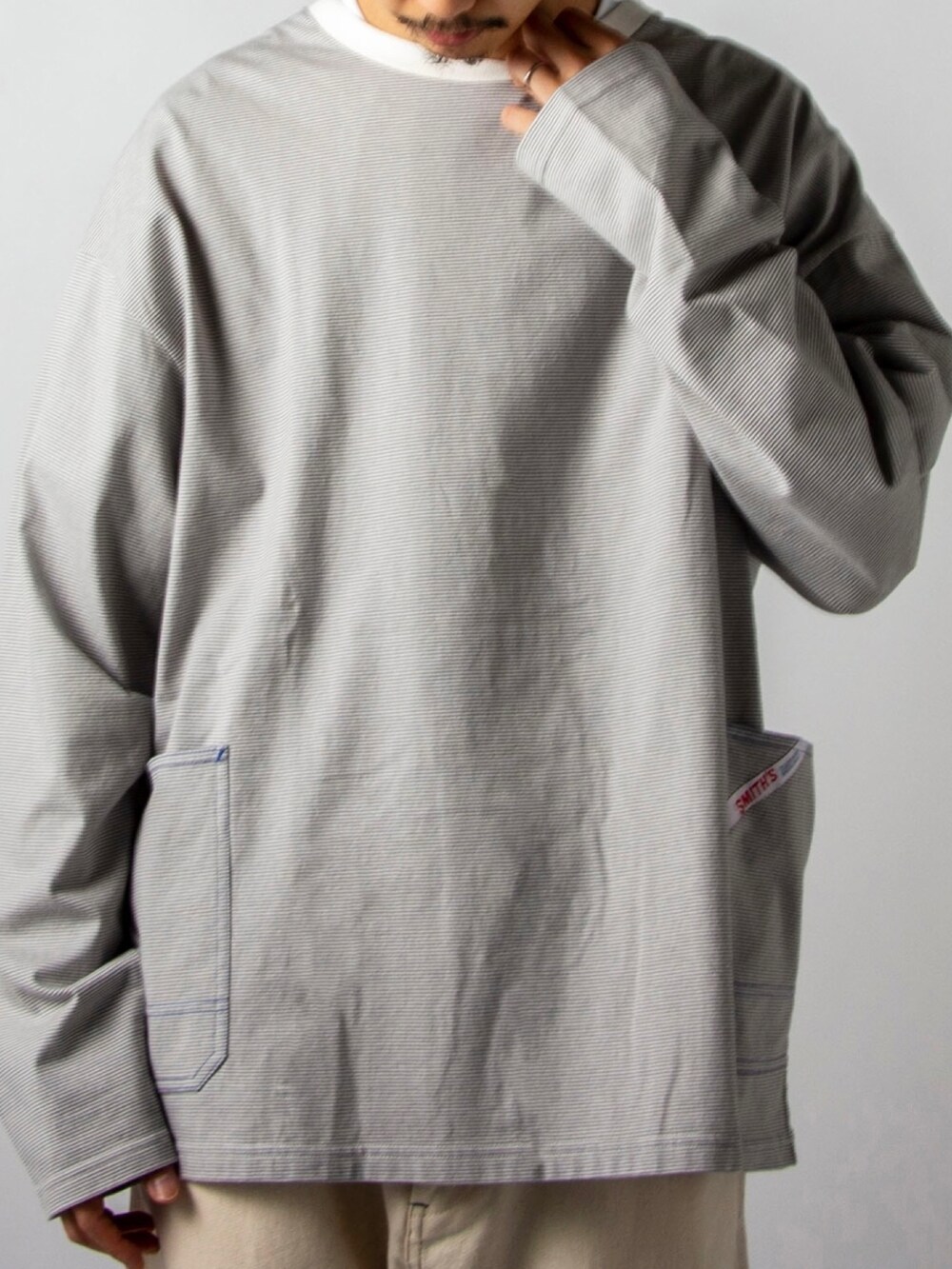 ホワイト系のTシャツ/カットソー、ホワイト系のその他パンツ、ベージュ系のシューズを着用したメンズの春コーディネートの2枚目の写真
