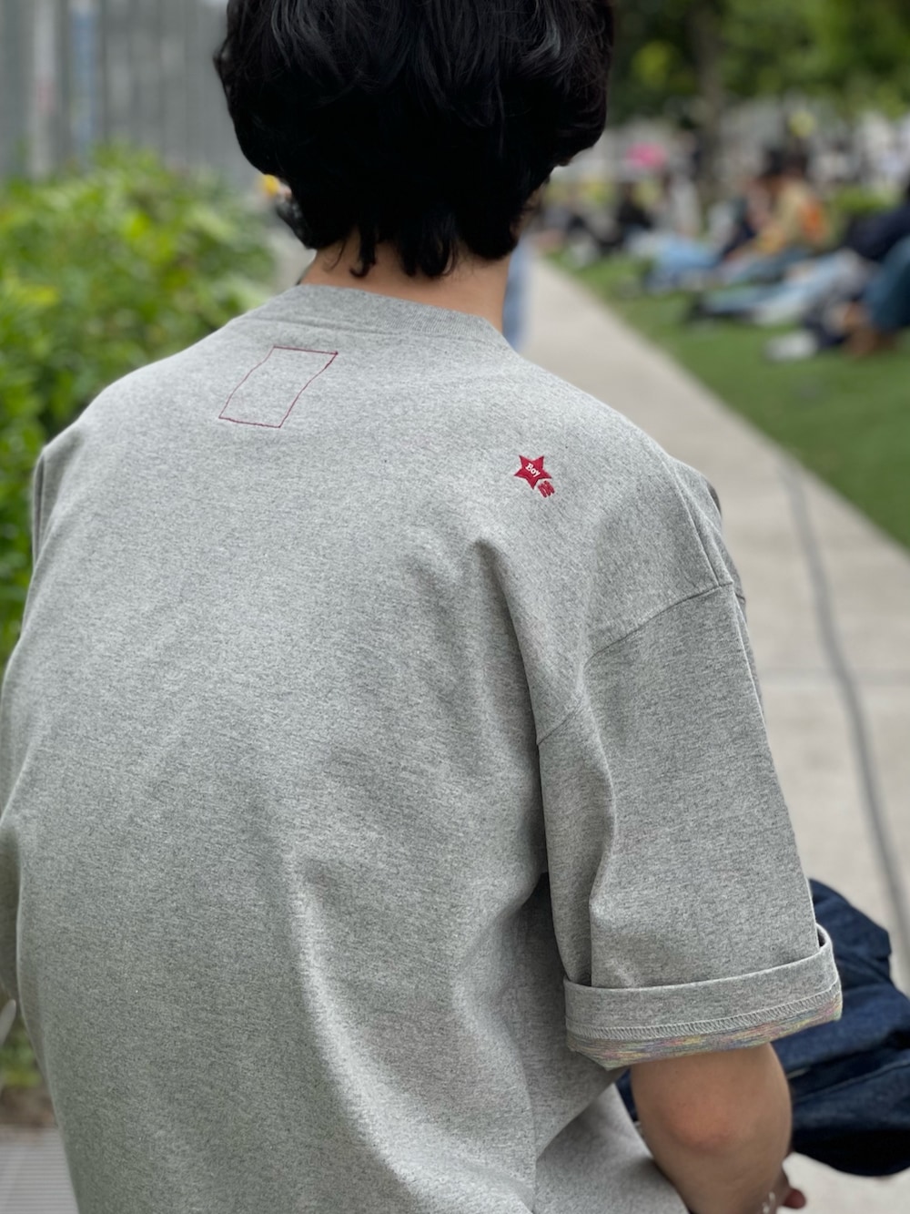 グレー系のTシャツ/カットソーを着用したメンズの春コーディネートの3枚目の写真