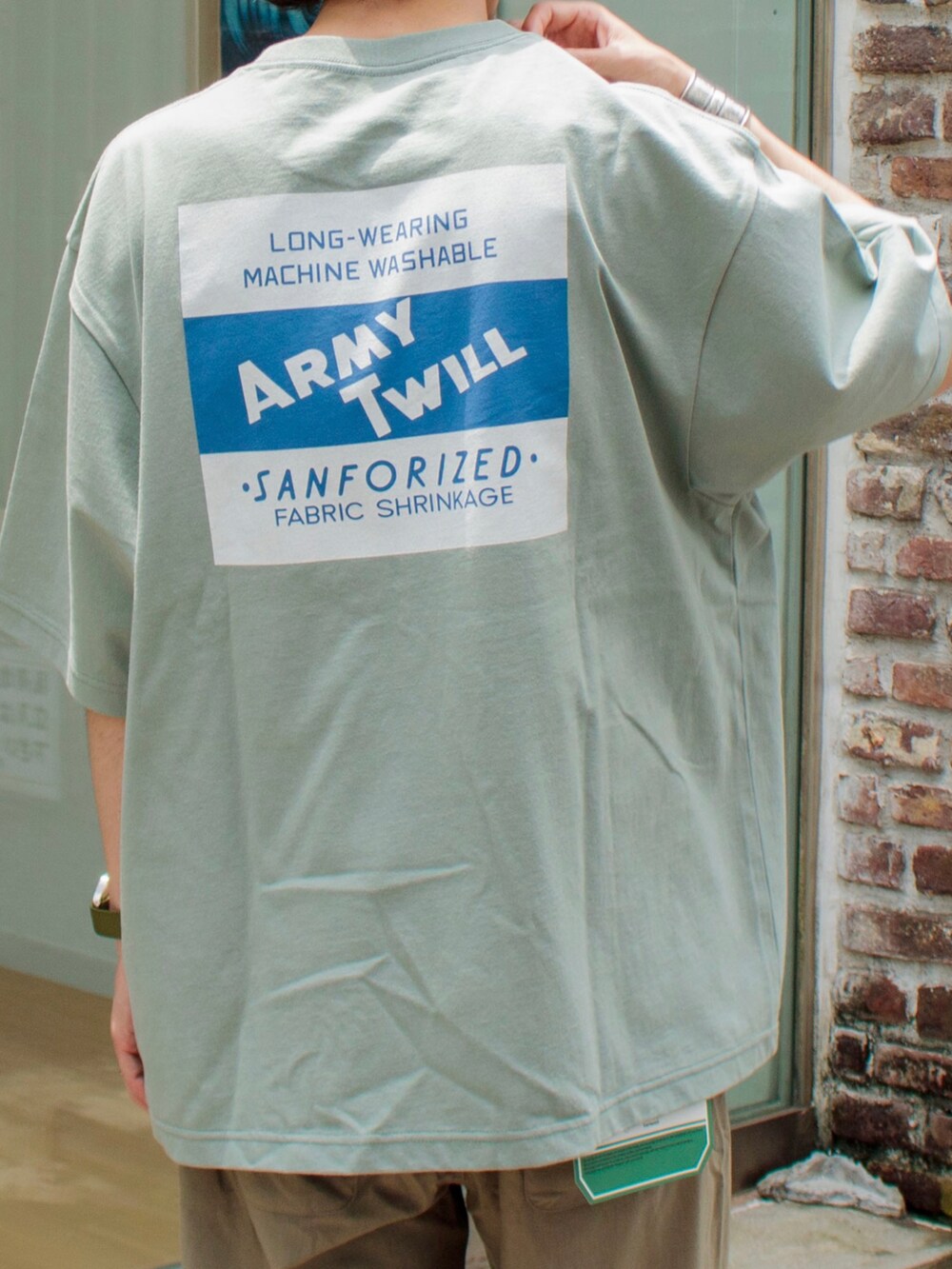 グレー系のTシャツ/カットソー、ベージュ系のその他パンツ、ホワイト系のサンダルを着用したメンズの夏コーディネートの3枚目の写真