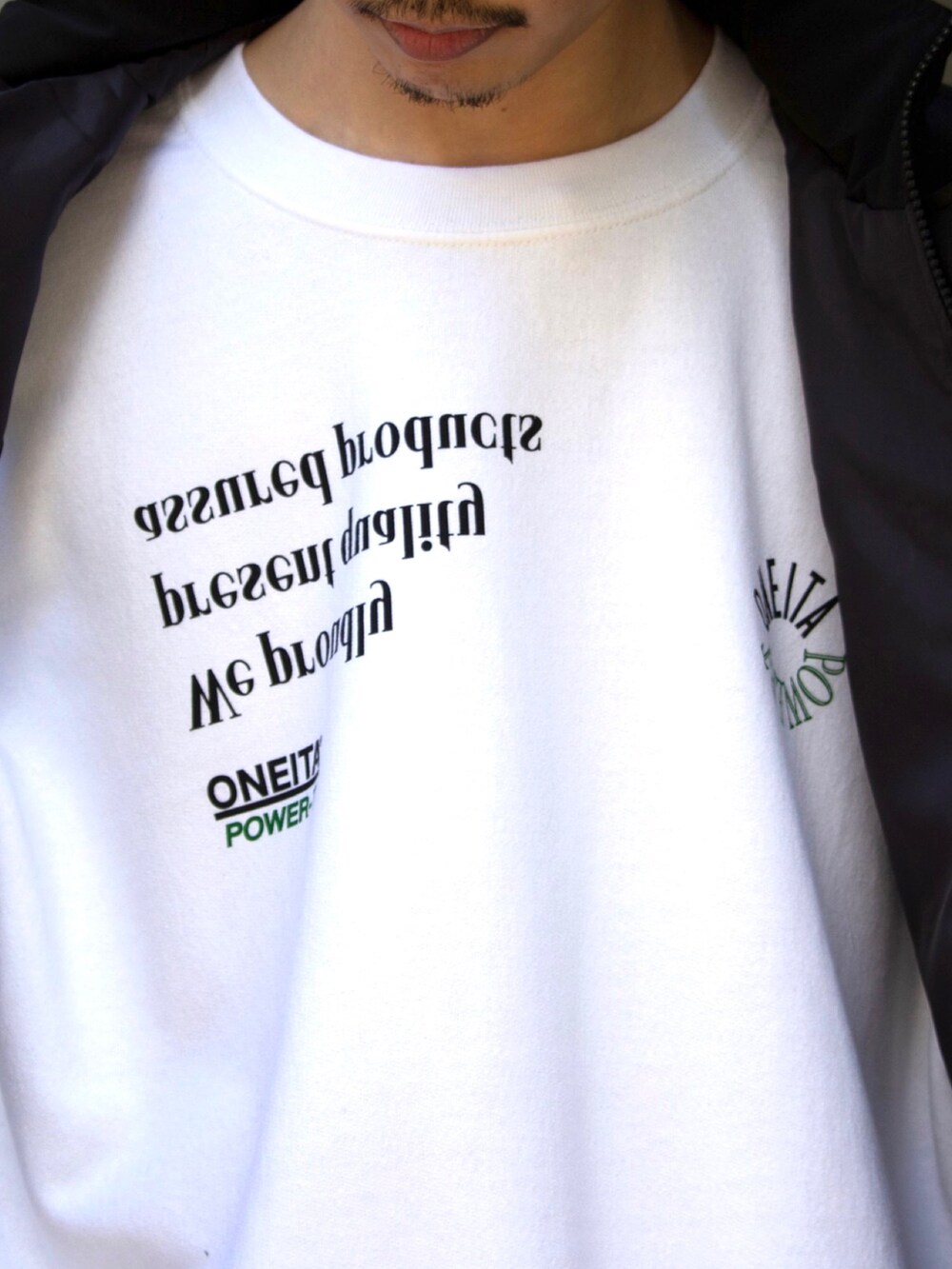 ブラック系のショルダーバッグ、ブラック系のベスト、ホワイト系のスウェットを着用したメンズの冬コーディネートの5枚目の写真