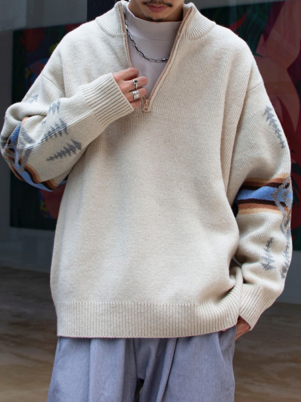 ホワイト系のニット/セーター、グレー系のセットアップ、ホワイト系のスニーカーを着用したメンズの夏コーディネートの3枚目の写真