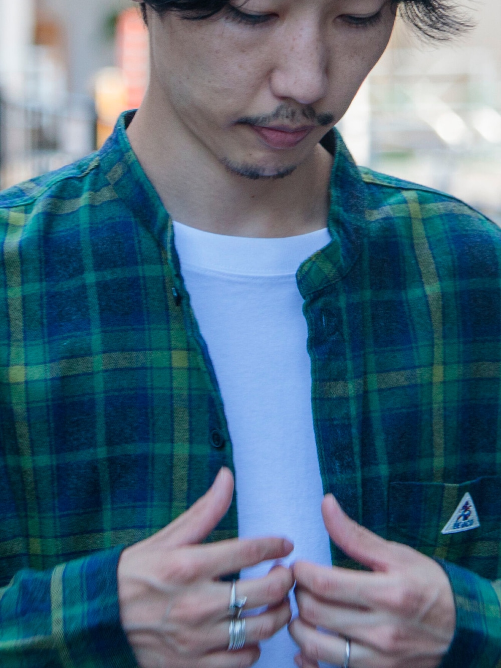 グリーン系のシャツ/ブラウス、ホワイト系のTシャツ/カットソー、グレー系のセットアップを着用したメンズの秋コーディネートの4枚目の写真