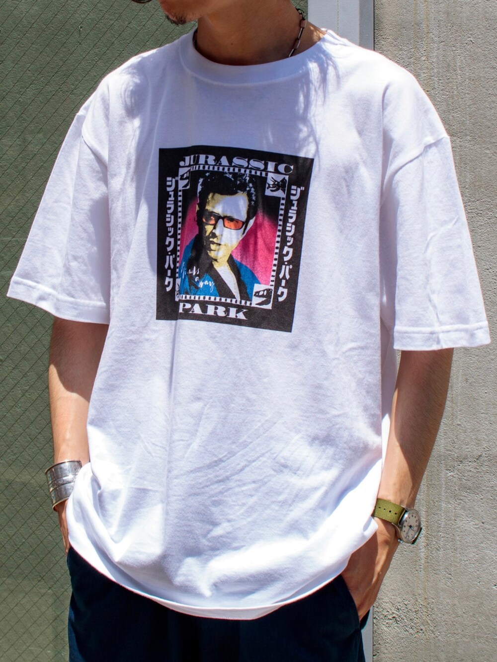 ホワイト系のTシャツ/カットソー、ブルー系のその他パンツ、ブラック系のシューズを着用したメンズの夏コーディネートの2枚目の写真