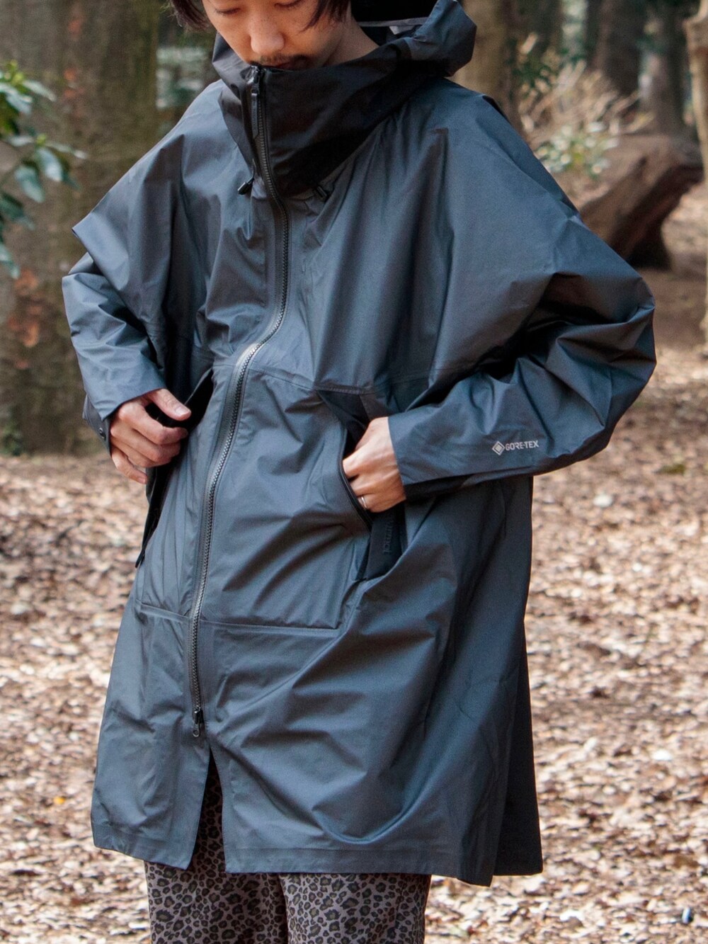 「マーモット、Marmot、ポンチョ、レインコート、春アウター、コンバース、コート、春服、アウトドアスタイル、柄パンツ、gloster、FREDY&GLOSTER」｜「MARMOTの【Marmot Infuse/マーモットインフューズ】Silent Poncho Coat（ポンチョ、ブラック系）」を使った、須山さん（メンズ・177cm）の春コーディネートの2枚目の写真