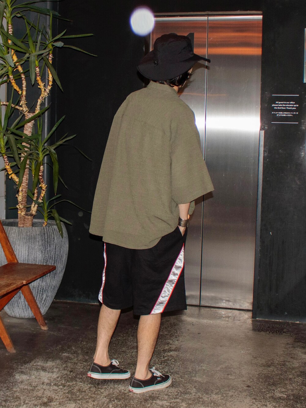 グリーン系のシャツ/ブラウス、ブラック系のその他パンツ、ブラック系のスニーカーを着用したメンズの春コーディネートの3枚目の写真