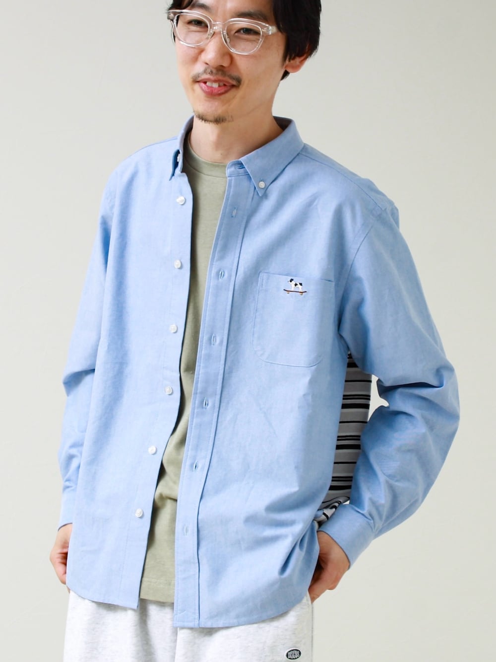 ブルー系のシャツ/ブラウス、グレー系のスウェットパンツを着用したメンズの春コーディネートの5枚目の写真