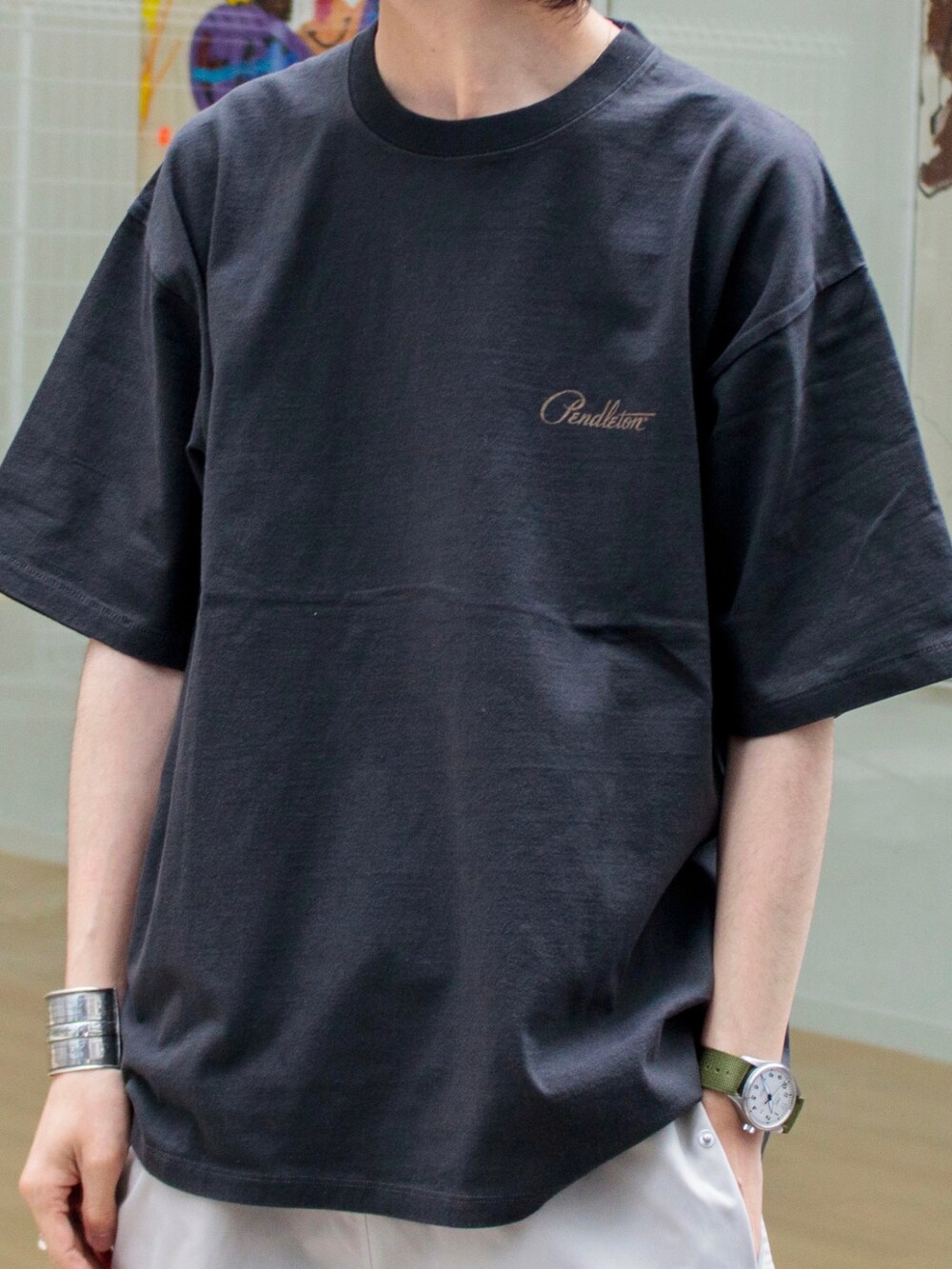 グレー系のTシャツ/カットソー、ベージュ系のその他パンツ、ブラック系のスニーカーを着用したメンズの夏コーディネートの3枚目の写真