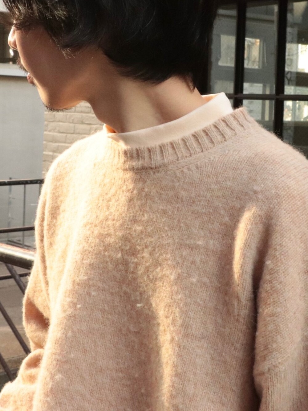 ホワイト系のニット/セーター、ホワイト系のTシャツ/カットソー、ブルー系のデニムジャケットを着用したメンズの冬コーディネートの3枚目の写真