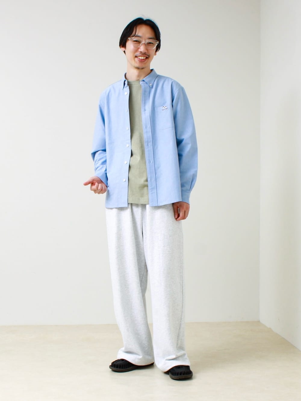 ブルー系のシャツ/ブラウス、グレー系のスウェットパンツを着用したメンズの春コーディネートの4枚目の写真