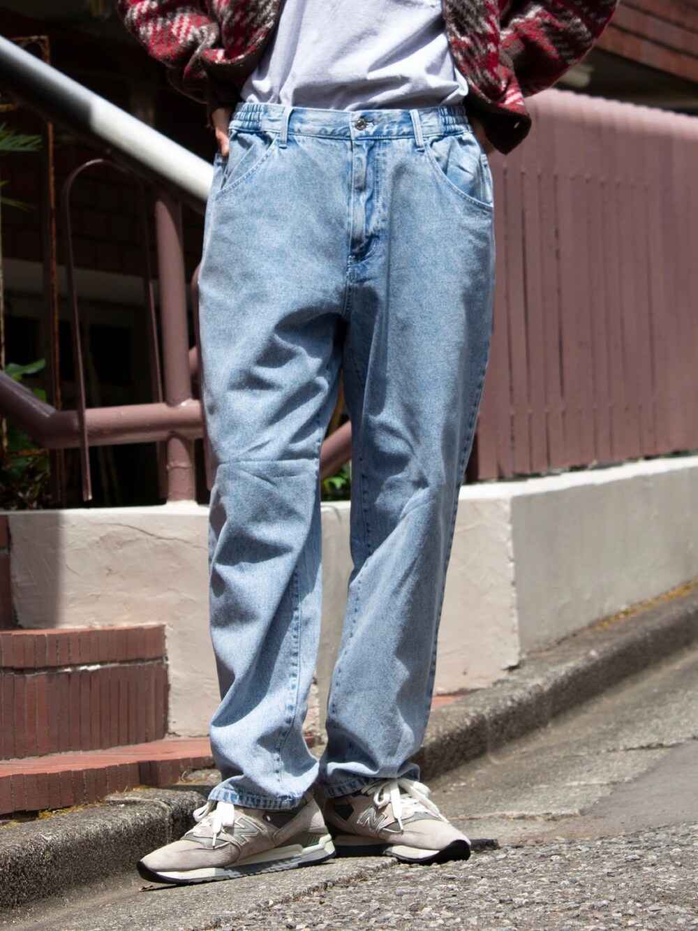 ブラウン系のカーディガン/ボレロ、グレー系のTシャツ/カットソー、ブルー系のデニムパンツを着用したメンズの夏コーディネートの2枚目の写真