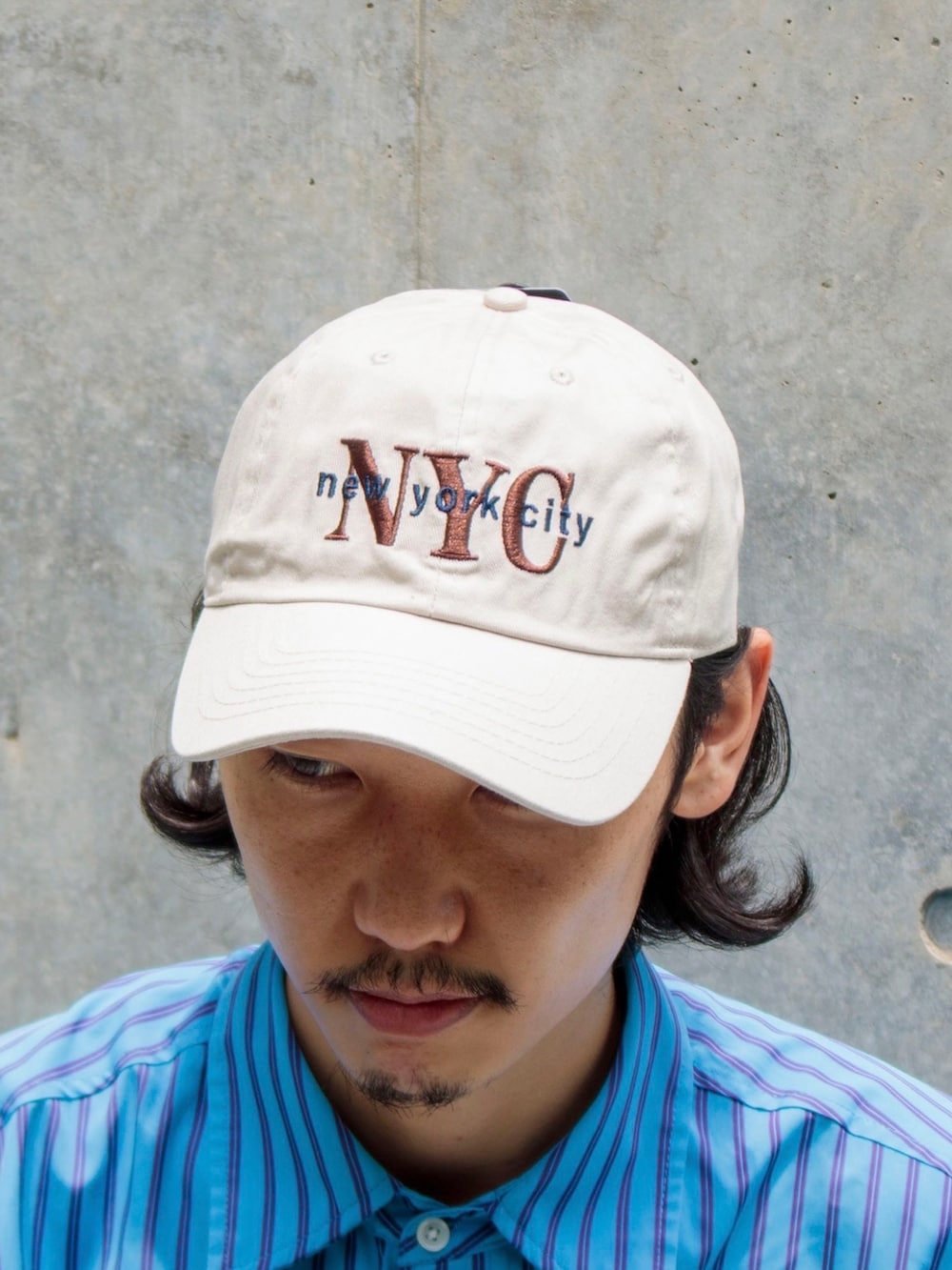 ブルー系のシャツ/ブラウス、ベージュ系のその他パンツ、ベージュ系のサンダルを着用したメンズの夏コーディネートの4枚目の写真