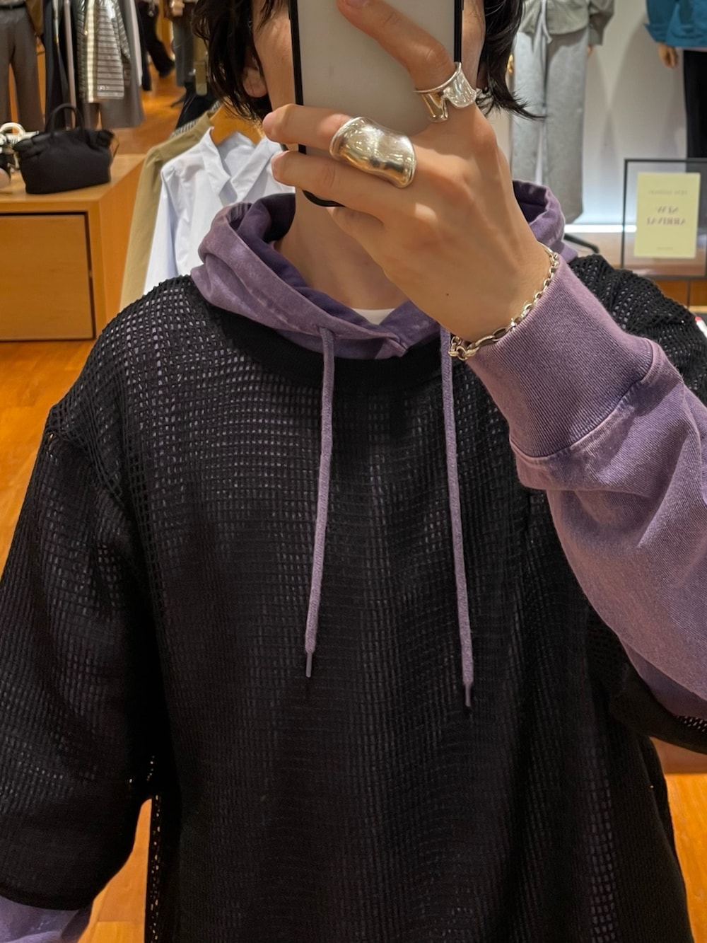 パープル系のパーカー、ブラック系のTシャツ/カットソーを着用したメンズの秋コーディネートの3枚目の写真
