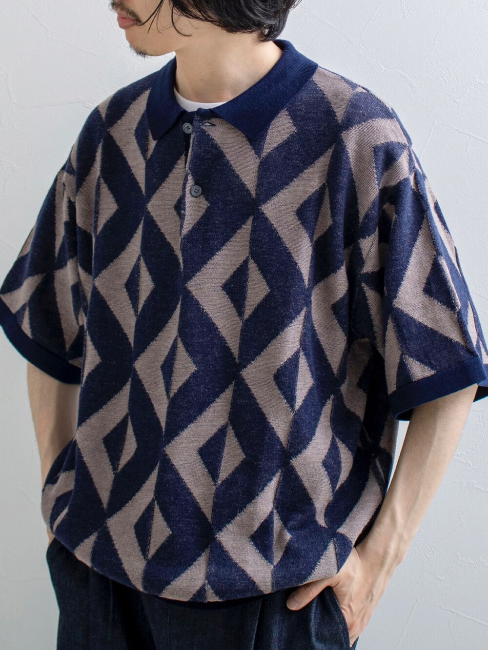 ブルー系のポロシャツ、ブルー系のその他パンツ、ブラック系のサンダルを着用したメンズの春コーディネートの2枚目の写真