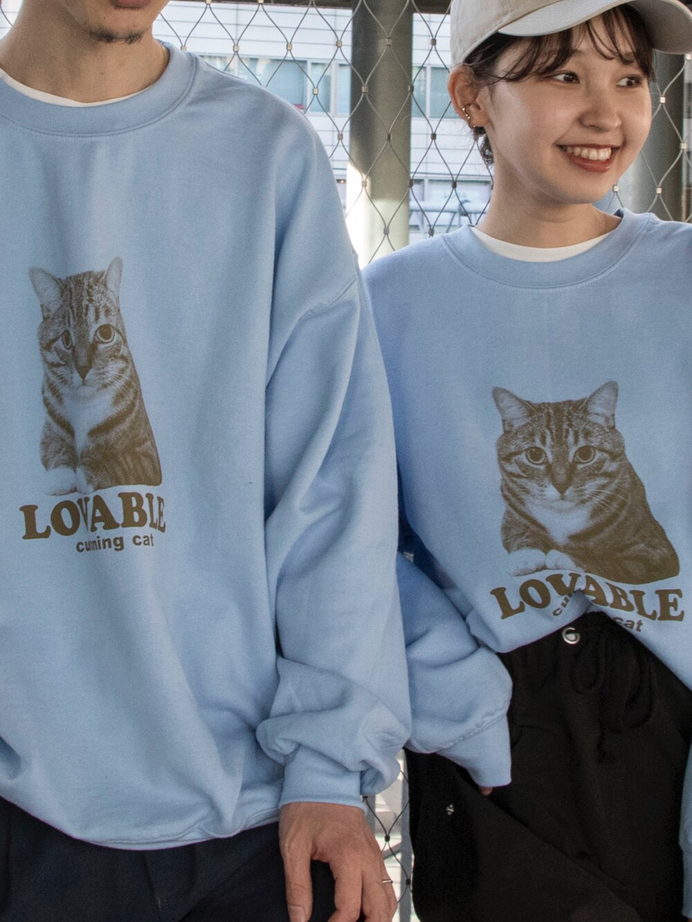 「スウェット、ワイドパンツ、タックパンツ、スニーカー、休日スタイル、休日コーデ、ストリート、古着、キャップ、猫、ビッグシルエット、キャットストリート、ユニセックス、ペアルック」｜「GLOSTERの【GLOSTER/グロスター】DOG&CAT カラー裏起毛スウェット（スウェット、ブルー系）」を使った、須山さん（メンズ・177cm）の冬コーディネートの4枚目の写真
