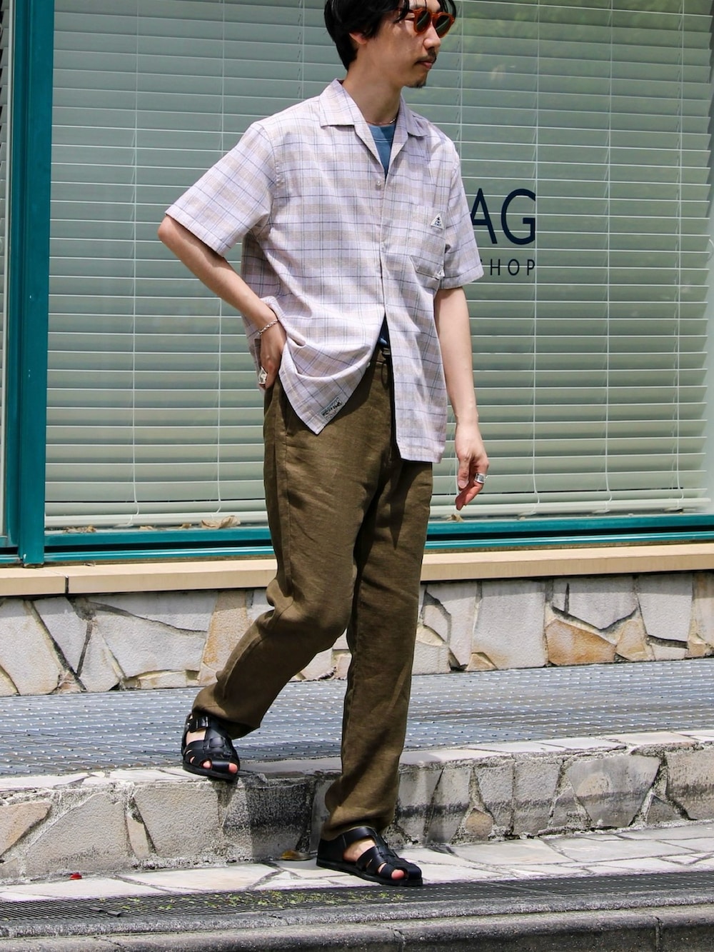 グリーン系のその他パンツ、ブルー系のTシャツ/カットソー、ベージュ系のシャツ/ブラウスを着用したメンズの春コーディネートの3枚目の写真