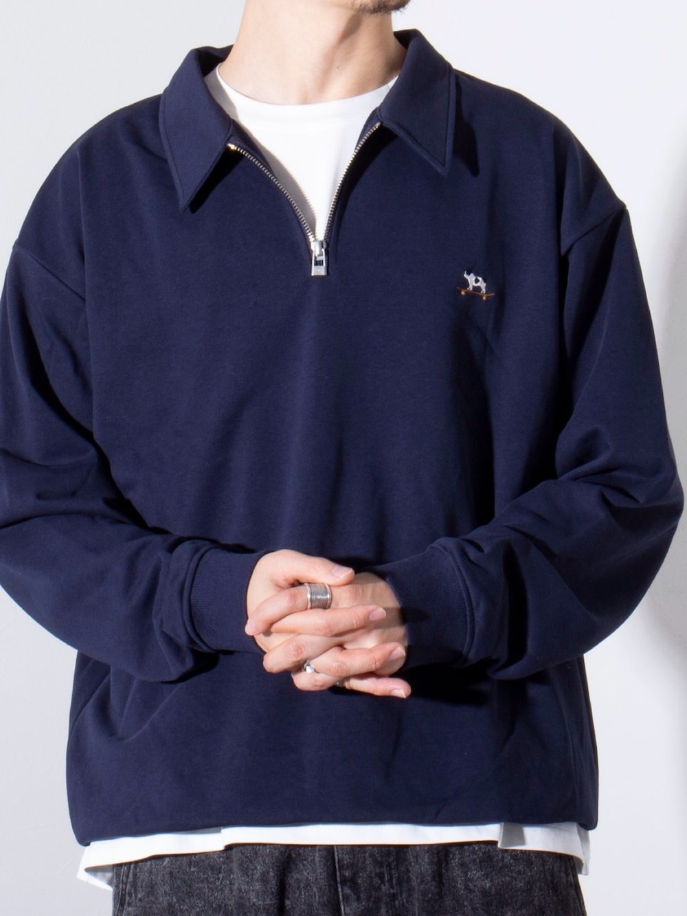 ブルー系のポロシャツ、グレー系のデニムパンツを着用したメンズの冬コーディネートの2枚目の写真